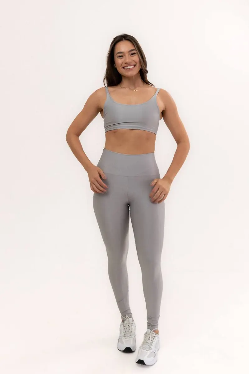 Conjunto de top e legging cinza
