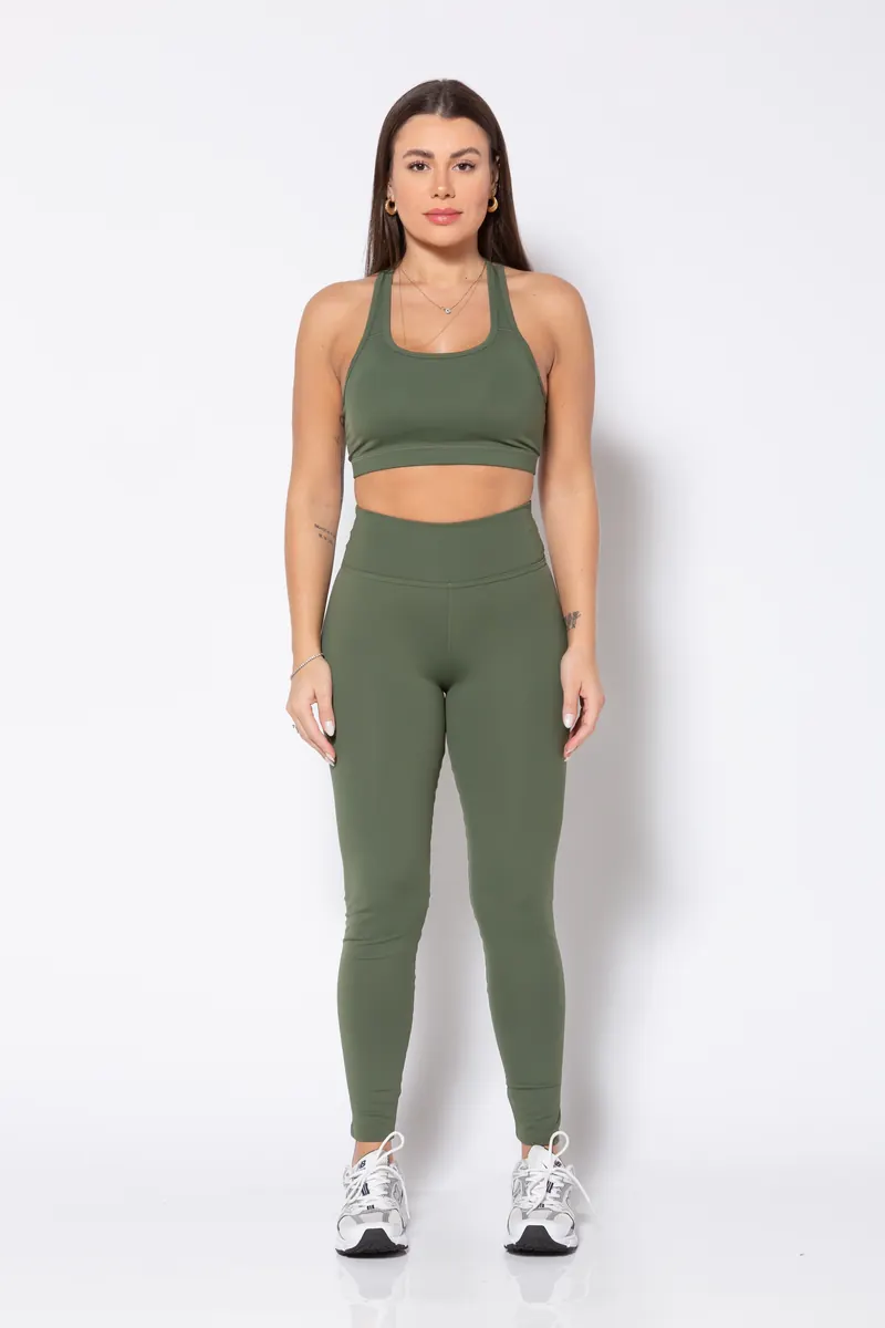 Conjunto verde-militar com top de alças cruzadas