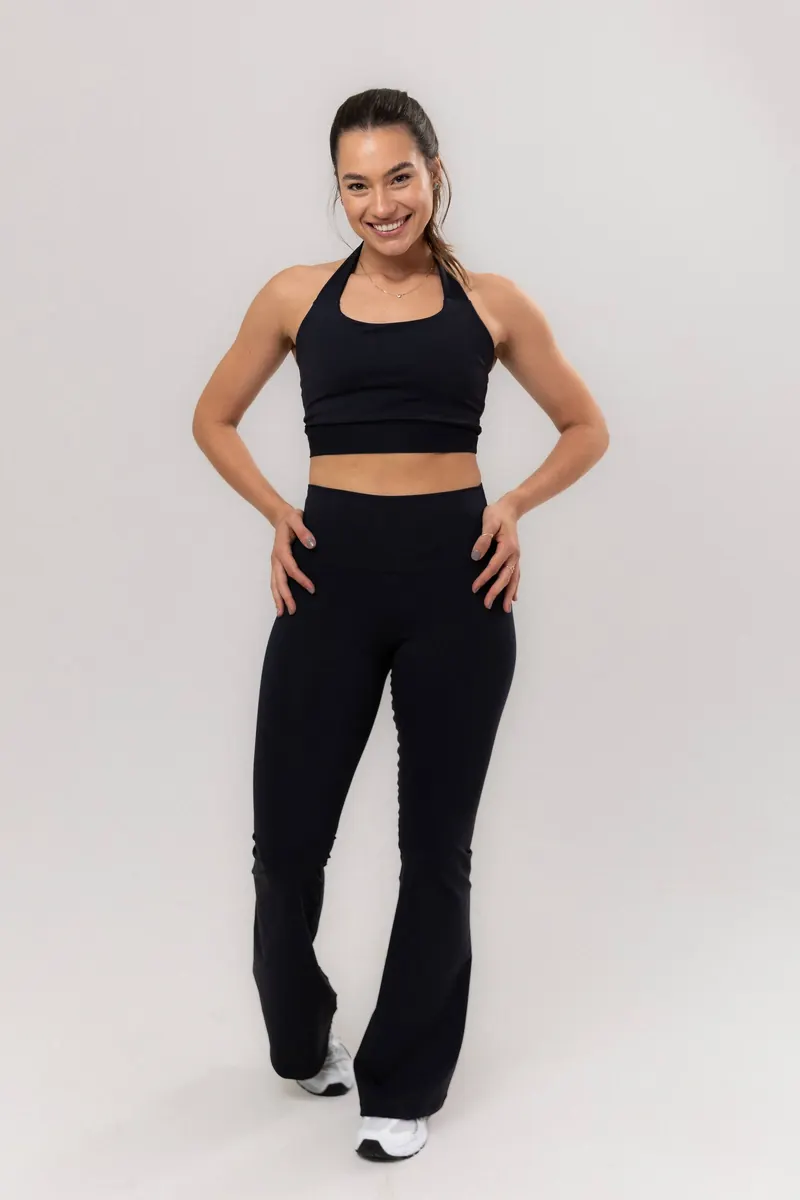 Conjunto top frente única e calça flare preta