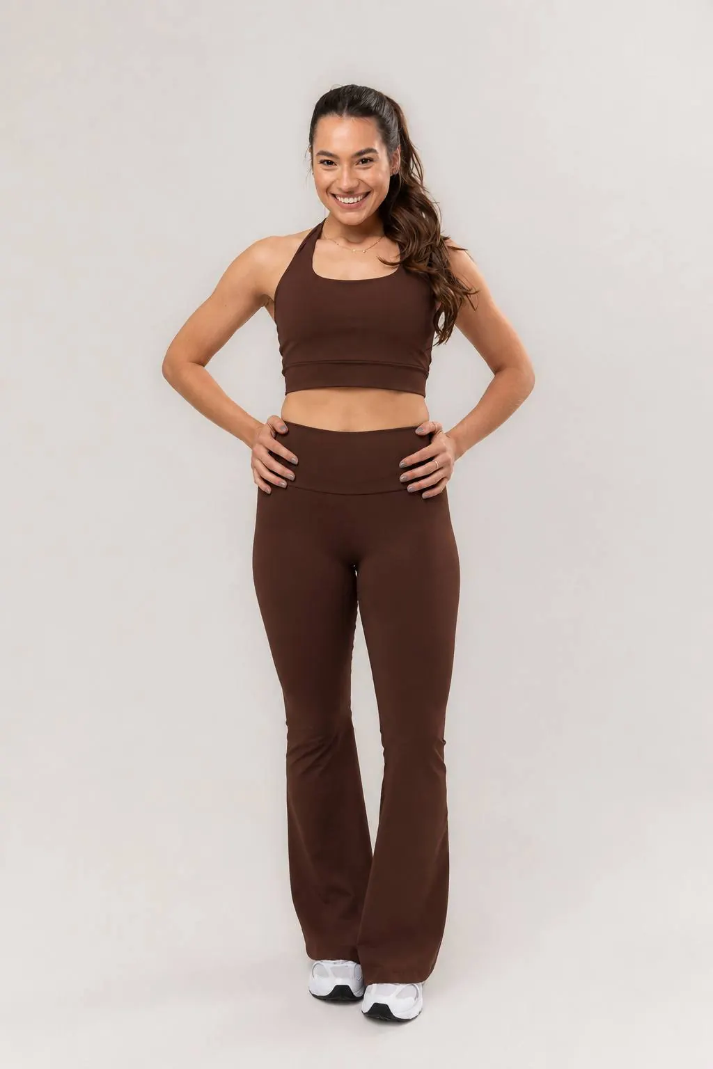 Mulher com conjunto de top e calça flare chocolate